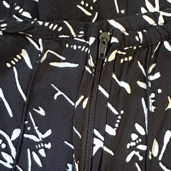 3/$20 bundle deal!!!!!Casual Black and White printed boho Skirt - Picture 4 of 4